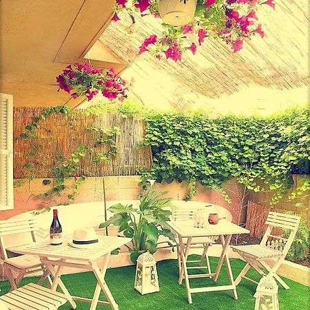 The Eclectic Yard -famous For Its Design Ferienhaus Rhodes City