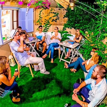 The Eclectic Yard -famous For Its Design Nyaraló *